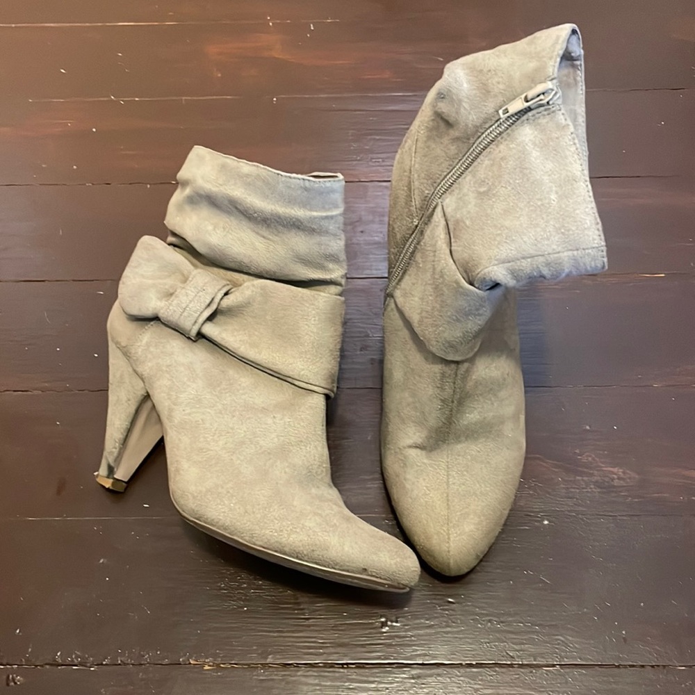 Beige bootie heels with bow